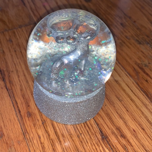 Mini Snow globe with unicorn inside cute mini Snowglobe glitter silver Claire’s - Picture 9 of 14